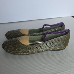 Me Too Olive Textured Women's Flats Size 8.5